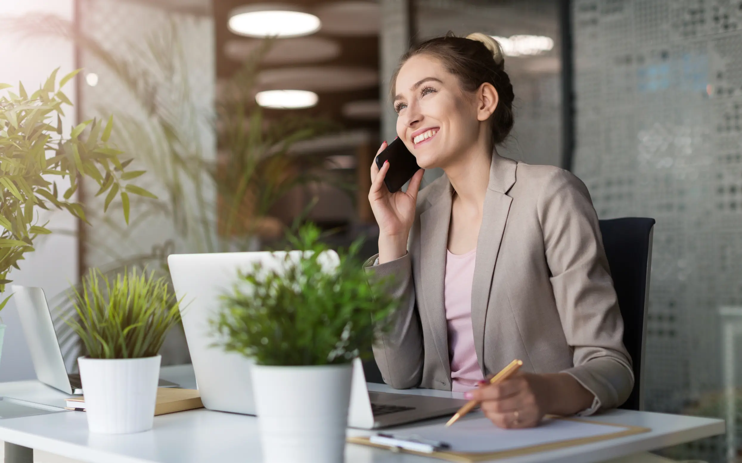 Junge Frau beim Telefonieren